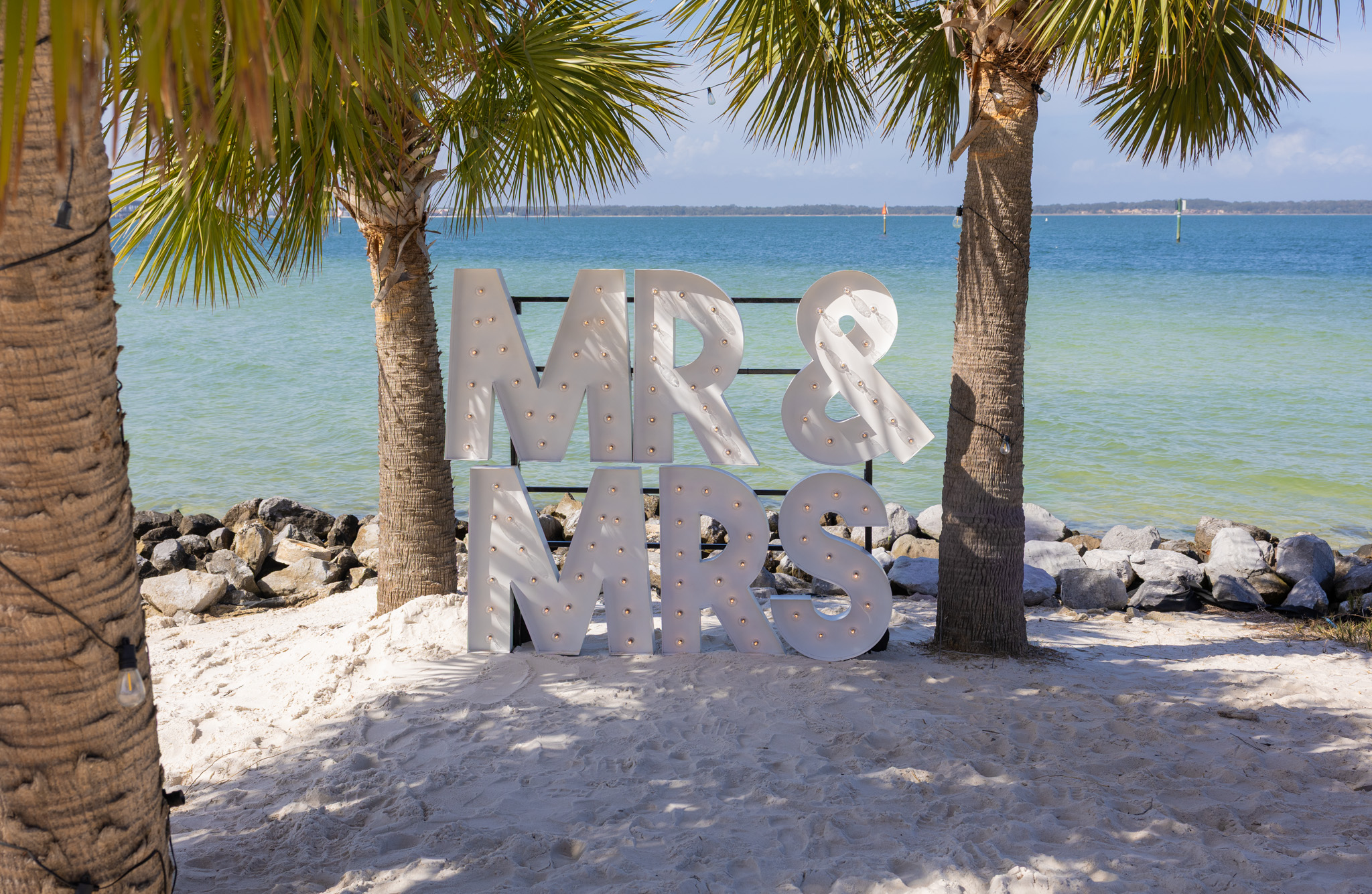 Mr & Mrs sign on the beach